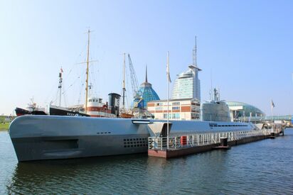Ein Museumsschiff in einem Hafen.